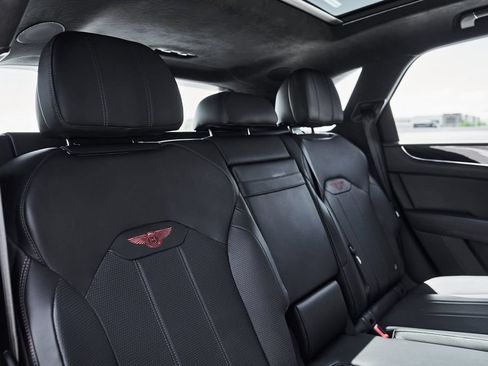 Used 2021 Bentley Bentayga AWD/4WD image 41