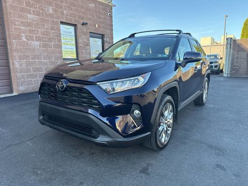 Used 2020 Toyota RAV4 XLE Premium image 3