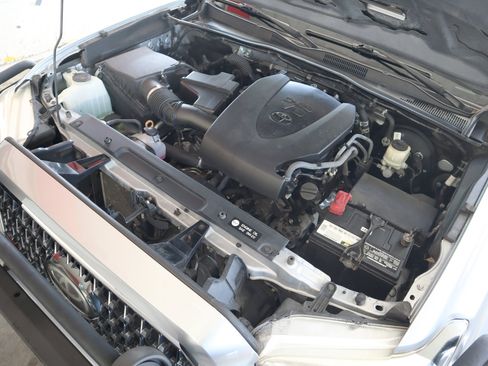 Used 2018 Toyota Tacoma TRD Sport image 36