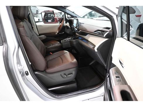 Used 2024 Toyota Sienna Platinum FWD image 15