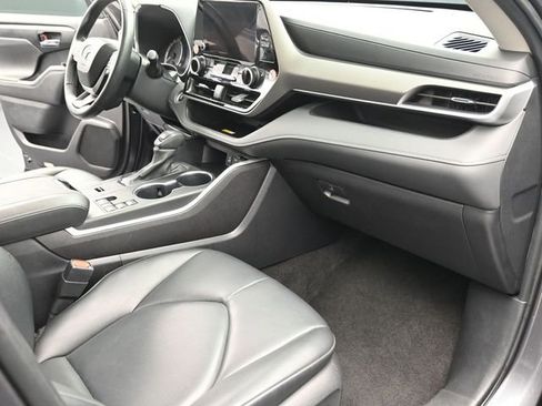 Used 2024 Toyota Highlander XLE image 24
