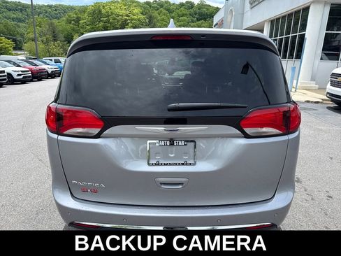 Used 2020 Chrysler Pacifica Touring FWD image 6