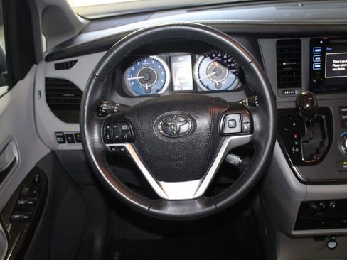 Used 2017 Toyota Sienna XLE Premium image 18