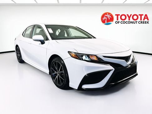 Used 2023 Toyota Camry SE image 1