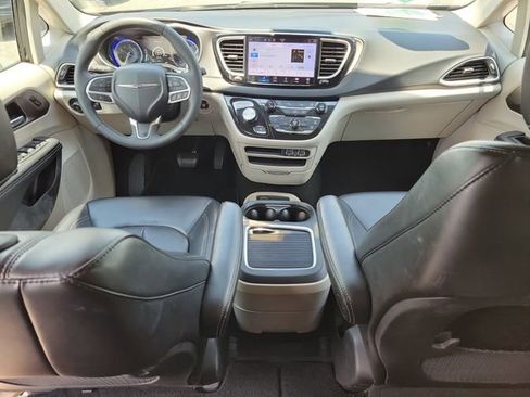 Used 2023 Chrysler Pacifica Touring-L FWD image 19