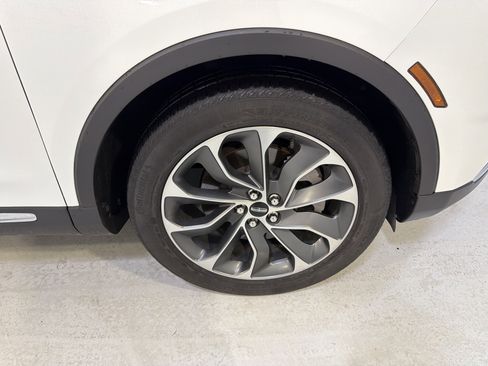 Used 2023 Lincoln Nautilus Reserve w/ Luxury Package image 13