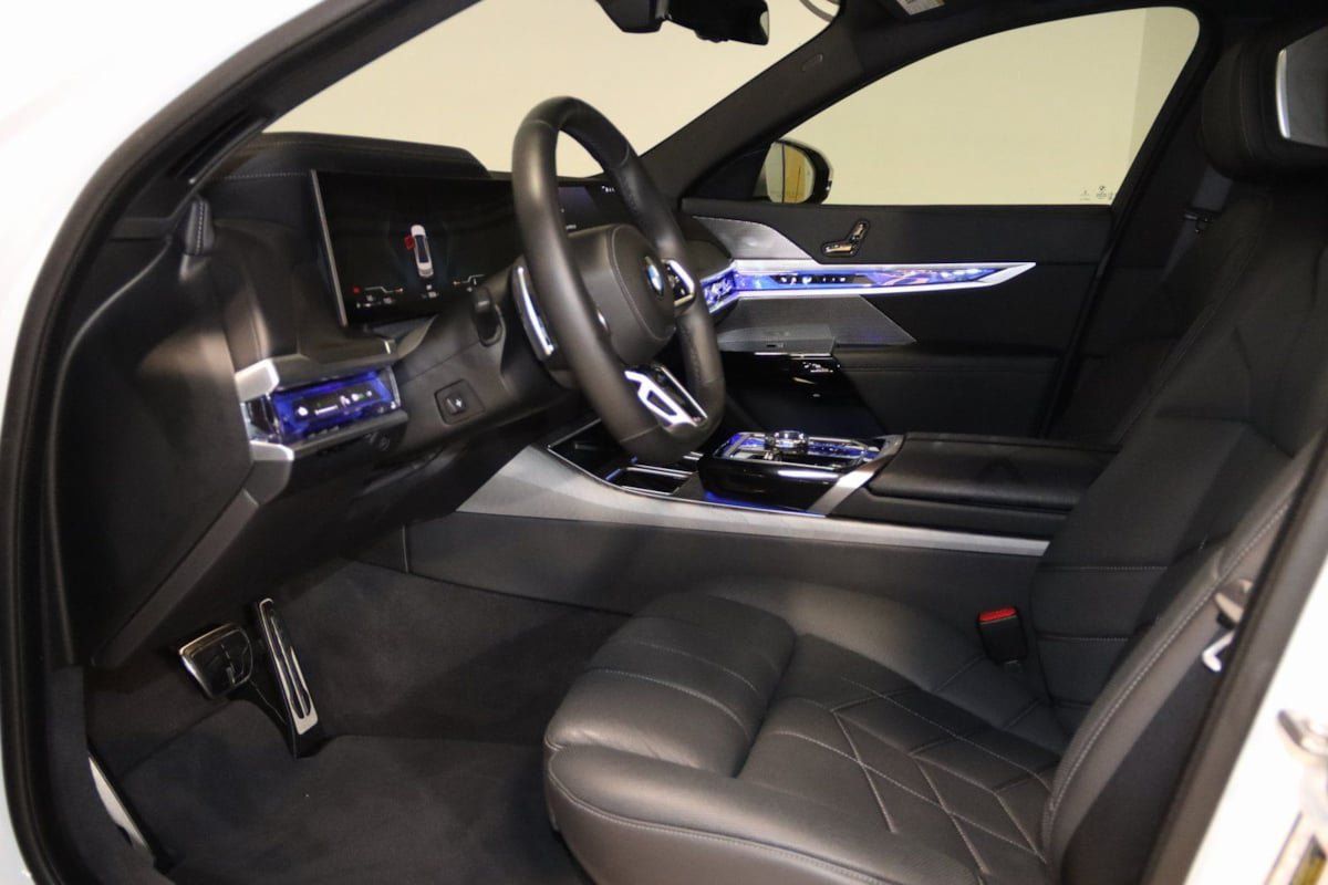 Used 2023 BMW 760i xDrive AWD/4WD image 38