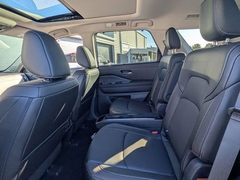 New 2026 Nissan Pathfinder SL w/ SL Premium Package image 12