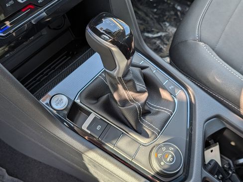 New 2025 Volkswagen Taos SE image 9