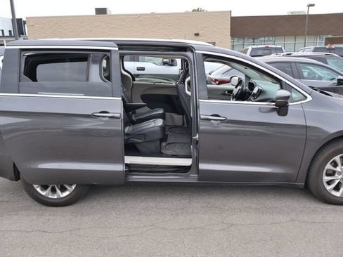 Used 2021 Chrysler Pacifica Touring-L w/ Uconnect Theater Family Group AWD/4WD image 5