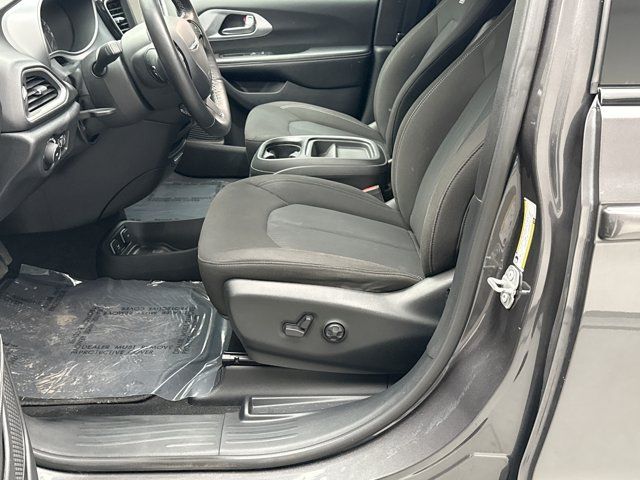 Used 2020 Chrysler Pacifica Touring w/ S Appearance Package FWD image 11