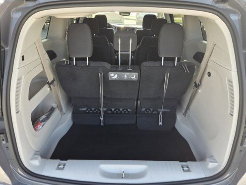 Used 2021 Chrysler Pacifica Touring image 14