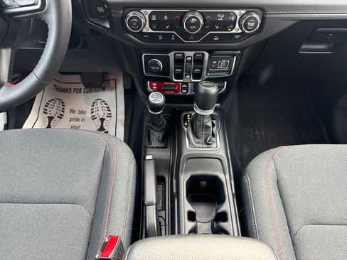 Used 2024 Jeep Gladiator Rubicon w/ Technology Group AWD/4WD image 17