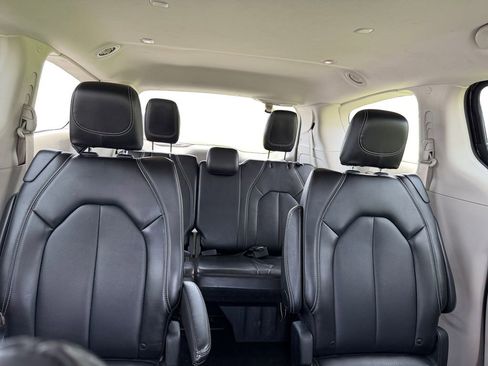Used 2024 Chrysler Pacifica Touring-L FWD image 14