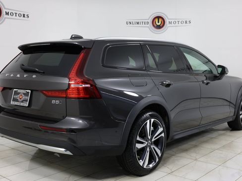 Used 2025 Volvo V60 B5 Cross Country Plus image 3