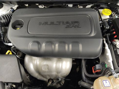 Used 2019 Jeep Cherokee Latitude Plus w/ Comfort/Convenience Group FWD image 30