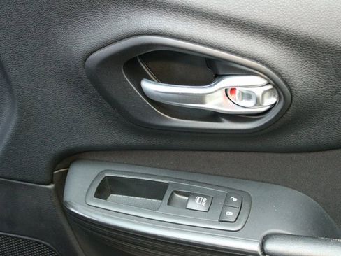 Used 2016 Jeep Cherokee Latitude w/ Cold Weather Group image 9