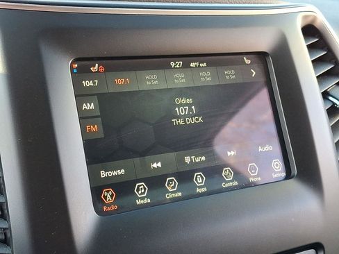 Used 2019 Jeep Cherokee Latitude w/ Cold Weather Group image 18