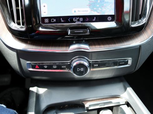 Used 2022 Volvo XC60 B5 Momentum image 40