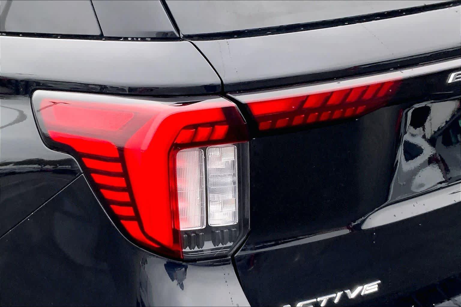 Used 2025 Ford Explorer Active w/ Active Comfort Package RWD image 29