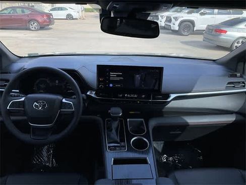 Used 2025 Toyota Sienna XSE image 19
