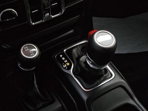 Used 2024 Jeep Gladiator Sport image 21