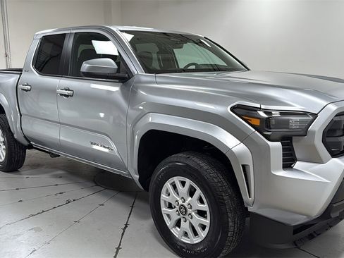 Certified 2025 Toyota Tacoma SR5 image 3