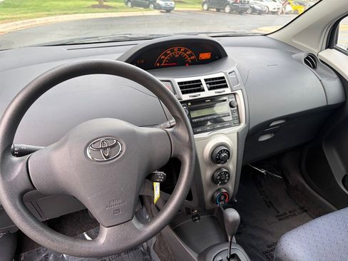 Used 2009 Toyota Yaris 4-Door Hatchback FWD image 17