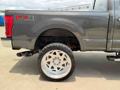 Used 2017 Ford F250 Lariat w/ Lariat Ultimate Package AWD/4WD image 9