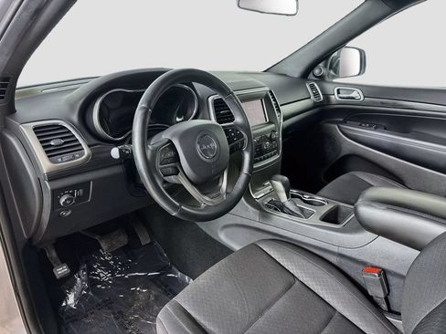 Used 2019 Jeep Grand Cherokee Laredo AWD/4WD image 10