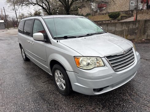 Used 2010 Chrysler Town & Country Touring image 4