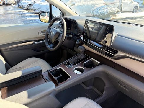 Used 2024 Toyota Sienna LE image 40