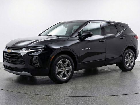 Used 2025 Chevrolet Blazer LT image 3