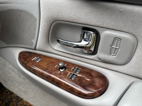 Used 1996 Lincoln Town Car Signature image 24