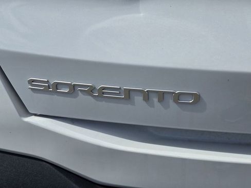 Used 2025 Kia Sorento S image 5