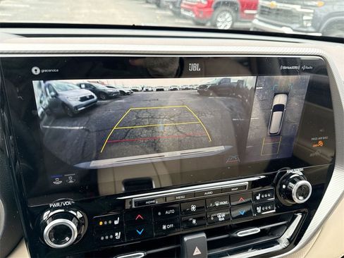 Used 2020 Toyota Highlander Platinum image 17