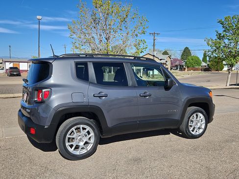 Used 2022 Jeep Renegade Latitude w/ Convenience Group AWD/4WD image 3