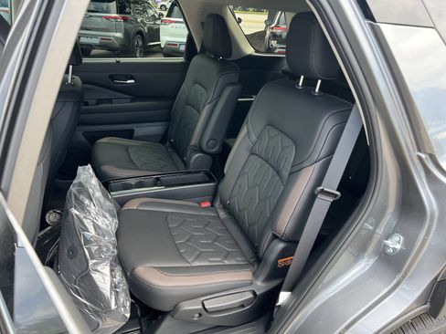 New 2026 Nissan Pathfinder Platinum FWD image 19