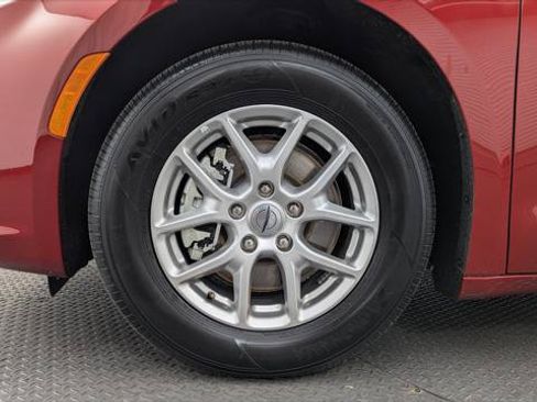 Used 2025 Chrysler Pacifica Select FWD image 28