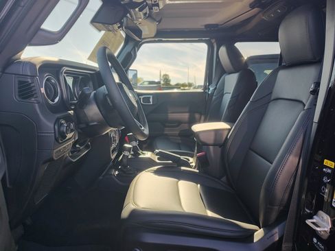 New 2025 Jeep Gladiator Sport w/ Premium Package image 13