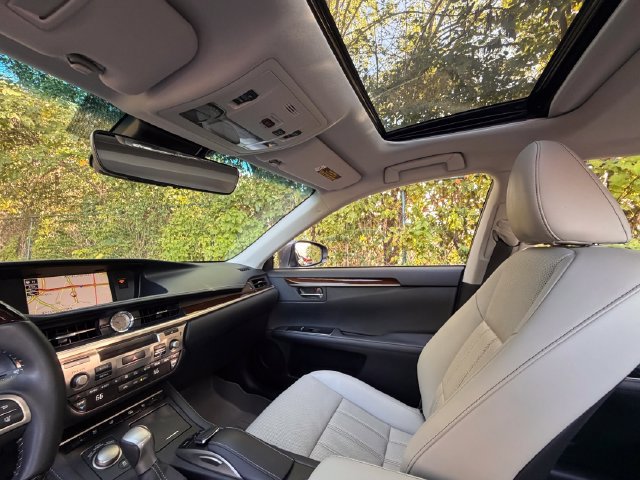 Used 2017 Lexus ES 350 w/ Luxury Package FWD image 32