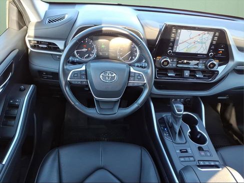 Used 2022 Toyota Highlander XLE image 9