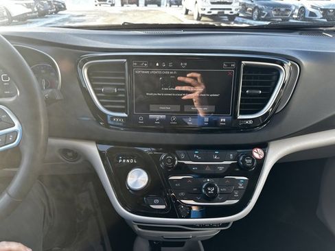 Used 2023 Chrysler Pacifica Touring-L image 31