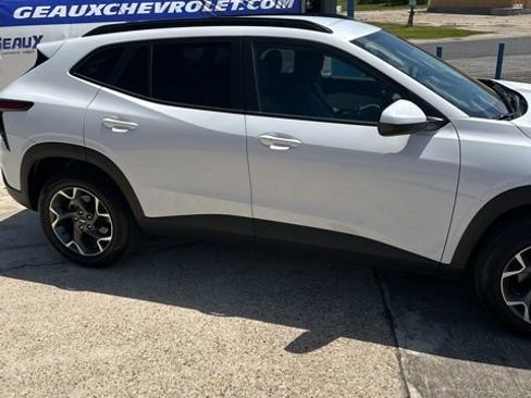 Used 2025 Chevrolet Trax LT w/ LT Convenience Package image 34