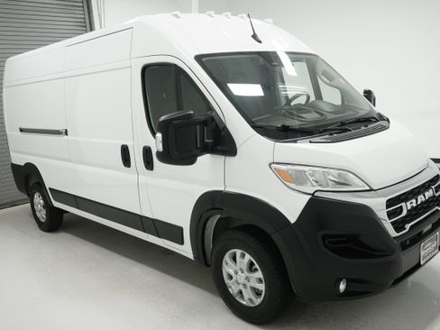 Used 2023 RAM ProMaster 2500 w/ Premium Appearance Group FWD image 2