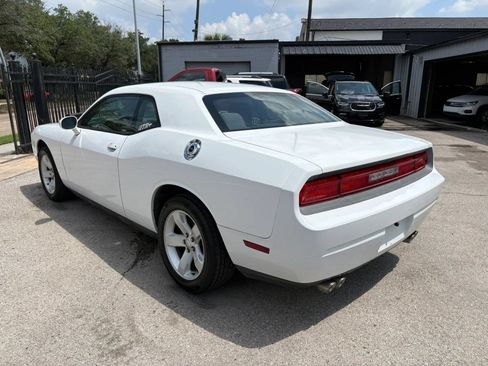 Used 2014 Dodge Challenger SXT RWD image 5
