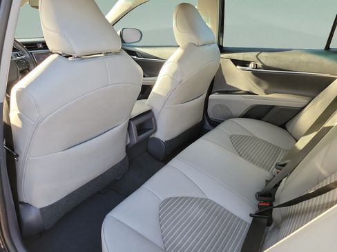 Used 2018 Toyota Camry SE w/ Convenience Package FWD image 5