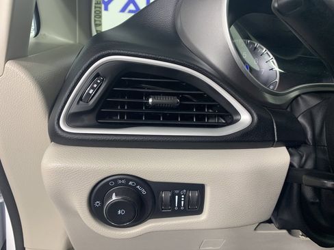 Used 2023 Chrysler Pacifica Touring-L image 17