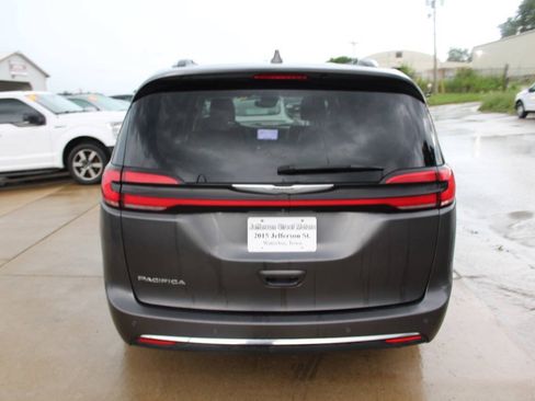 Used 2021 Chrysler Pacifica Touring-L FWD image 7