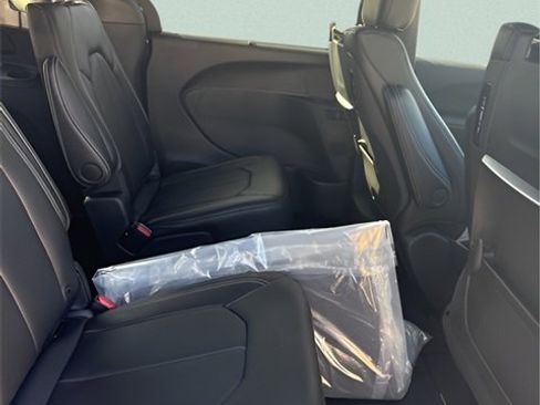 New 2026 Chrysler Pacifica Select image 24